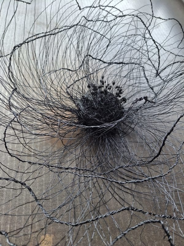 Drahtblume Schwarz – Florale Leichtigkeit in Metall