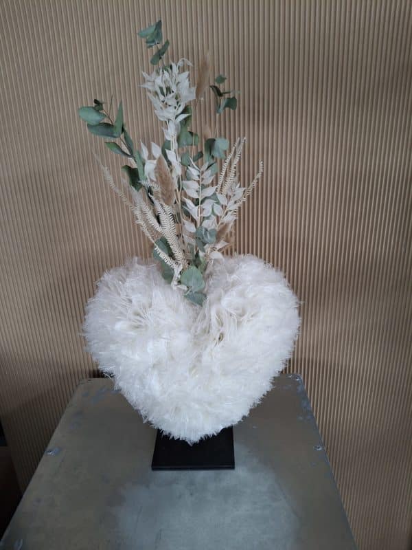 Herzstück in Weiss – Eleganz und Leichtigkeit auf Sockel (60cm)