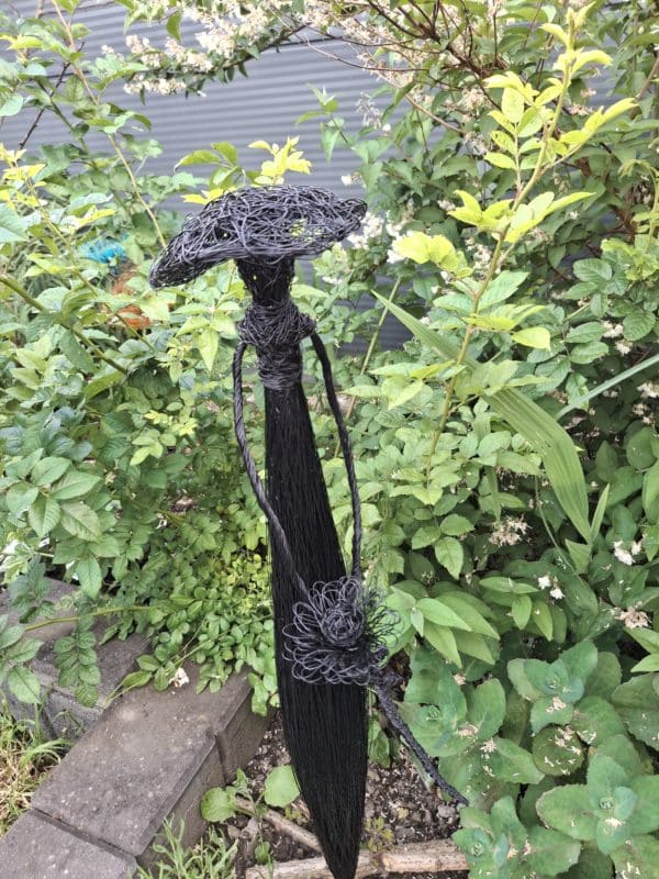 Drahtfrau mit Blume – 80 cm (für draussen)