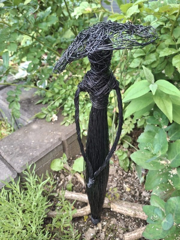 Drahtfrau für den Garten – 70 cm (ohne Blume)