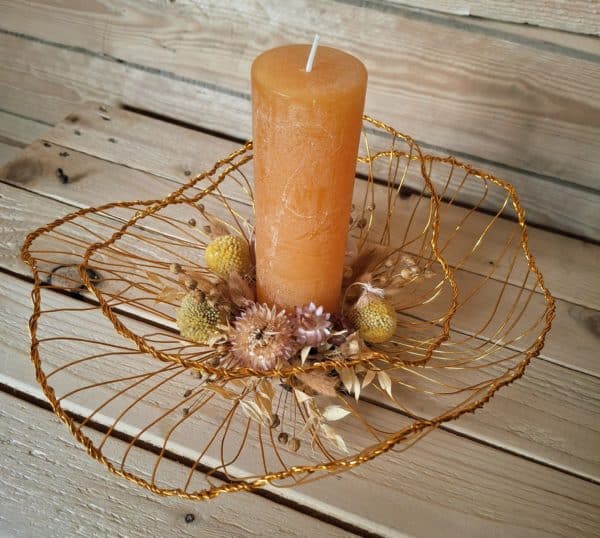 Drahtschale mit orangefarbener Kerze (18cm)