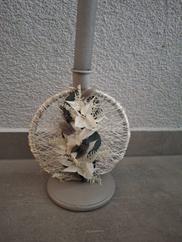 Kerzenständer mit Drahtdesign und Trockenblumen (grau)