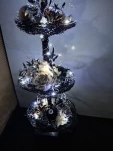 Drahttanne Schwarz Weiss Silber mit LED-Beleuchtung auf mehreren Ebenen