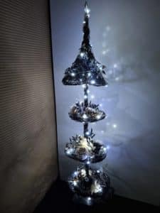 Drahttanne Schwarz Weiss Silber mit LED-Beleuchtung auf mehreren Ebenen