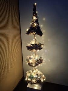 Naturtanne Grau Beige mit warmweisser Lichterkette und Naturdeko