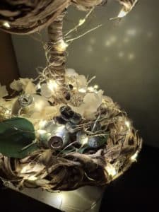 Naturtanne Grau Beige mit warmweisser Lichterkette und Naturdeko