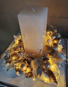 Adventsarrangement Creme Gross mit hoher Blockkerze und goldener Dekoration