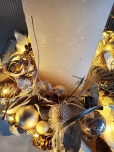 Detailaufnahme Adventsarrangement Creme Gross mit Lichterkette und Naturmaterialien