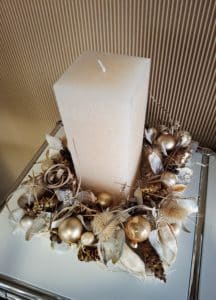 Adventsarrangement Creme Gross mit 30 cm hoher Kerze und Adventsdeko