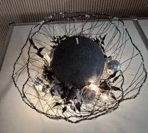 Drahtkorb Schwarz mit grosser Kugelkerze und Lichterkette