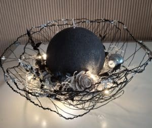 Detailaufnahme Drahtkorb Schwarz mit silberner Deko und Naturmaterialien