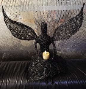 Drahtengel Schwarz sitzend mit goldener LED-Kerze in den Händen