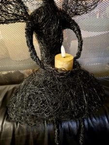 Detailaufnahme Drahtengel Schwarz mit filigranen Flügeln