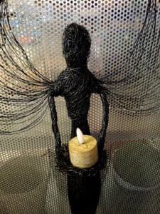 Detailaufnahme des schmalen Drahtengels in Schwarz mit filigranen Flügeln