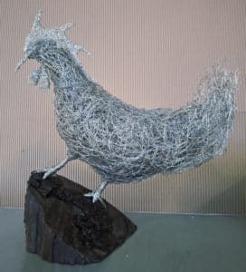 Drahthahn Gartenskulptur Silberkamm aus verzinktem Draht auf lackiertem Holzsockel für Garten und Terrasse