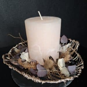 Kerze mit Aludraht auf Schieferplatte – dekoriert mit Trockenmaterial