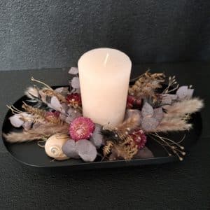 Trockenblumen-Arrangement mit Kerze in Bordeaux, Braun & Hellrosa