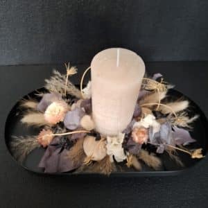 Trockenblumen-Arrangement mit Kerze in Pastelltönen & Braun