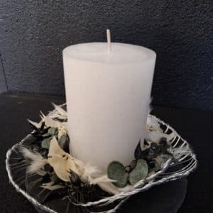 Weisse Kerze mit Aludraht auf Schieferplatte – dekoriert mit Trockenmaterial