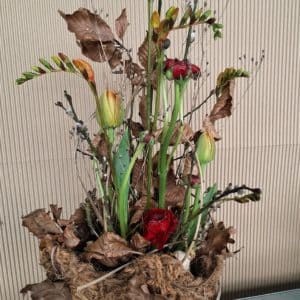 Frühlingsarrangement mit Tulpen, Ranunkeln & Freesien