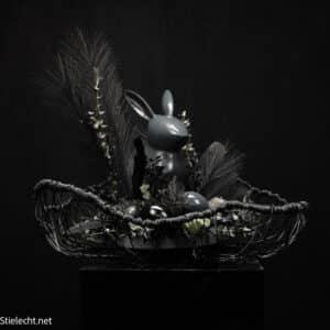 Osterhase in handgeflochtener Aludraht-Schale mit Federn & Eiern