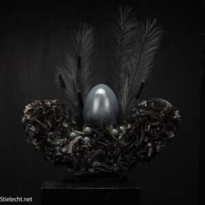 Anthrazitfarbenes Keramik-Ei mit Federn & schwarzem Wabenpapier auf Ständer