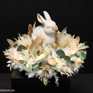 Osterhase mit Trockenkranz aus Eukalyptus, Federn & Ostereiern