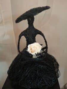 Schwarze Drahtfrau Skulptur mit stabilisierter cremefarbiger Rose, handgefertigtes Unikat, Höhe 35 cm