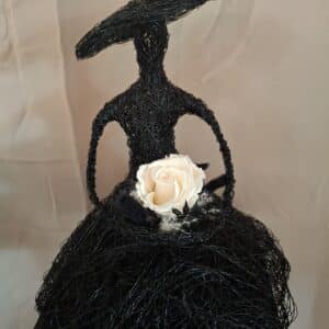Schwarze Drahtfrau Skulptur mit stabilisierter cremefarbiger Rose, handgefertigtes Unikat, Höhe 35 cm