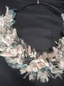 Trockenkranz auf schwarzem Drahtring in Creme, Natur und hellgrünem Eukalyptus, Durchmesser 30 cm
