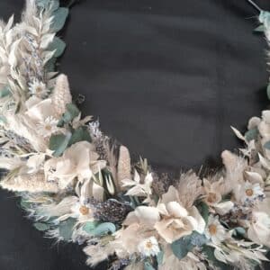 Trockenkranz auf schwarzem Drahtring in Creme, Natur und hellgrünem Eukalyptus, Durchmesser 30 cm