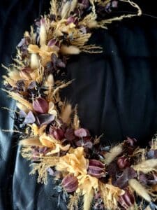 Trockenkranz auf schwarzem Drahtring in Apricot, Bordeaux und Schwarz, Durchmesser 30 cm