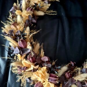 Trockenkranz auf schwarzem Drahtring in Apricot, Bordeaux und Schwarz, Durchmesser 30 cm