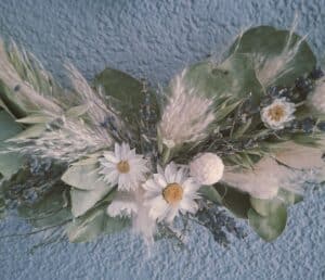 Trockenkranz mit Lavendelherz auf schwarzem Drahtring in Creme, Natur und hellgrünem Eukalyptus, Durchmesser 30 cm