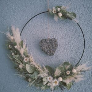 Trockenkranz mit Lavendelherz auf schwarzem Drahtring in Creme, Natur und hellgrünem Eukalyptus, Durchmesser 30 cm