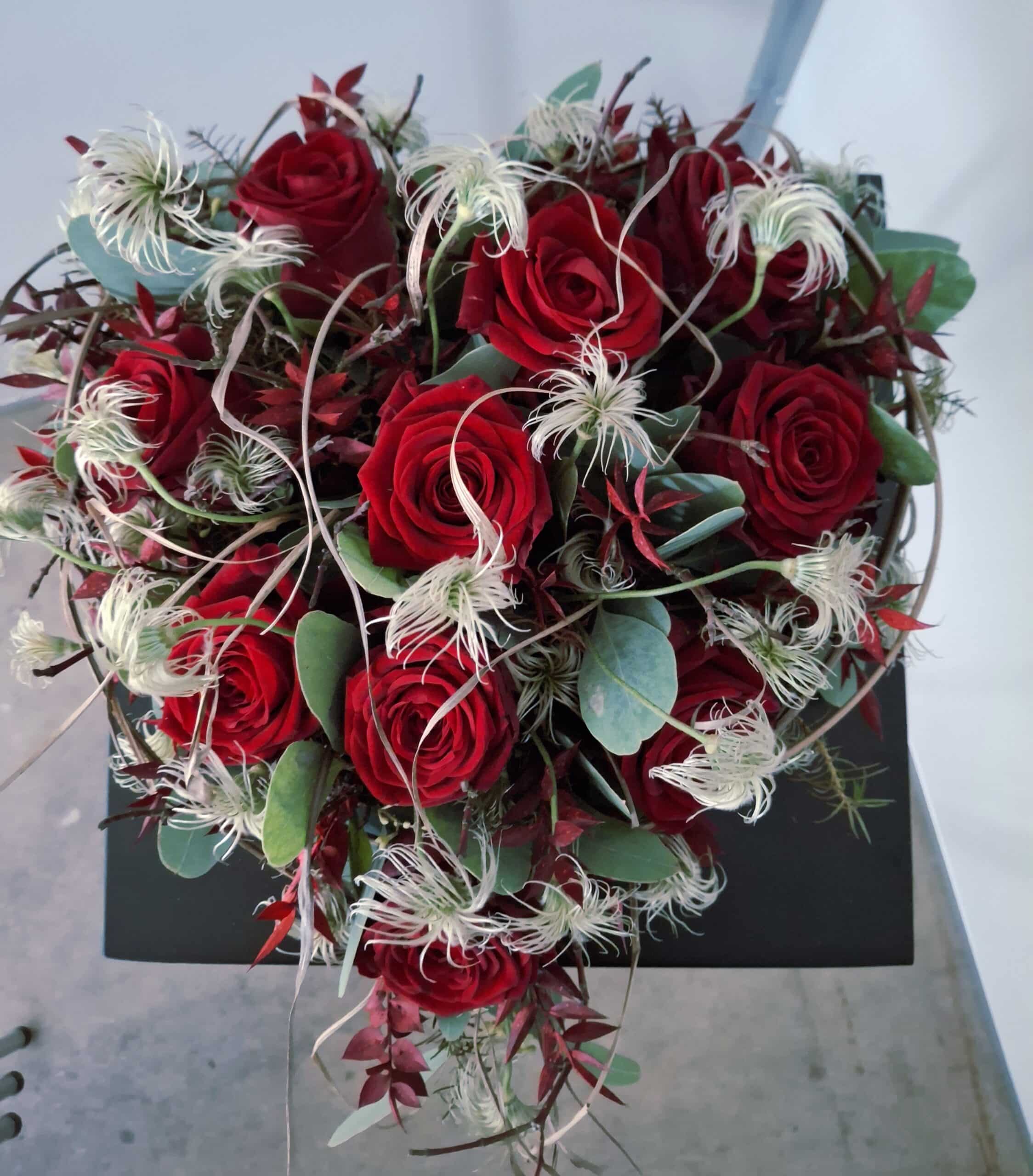 Trauerkranz mit roten Rosen von Stielecht