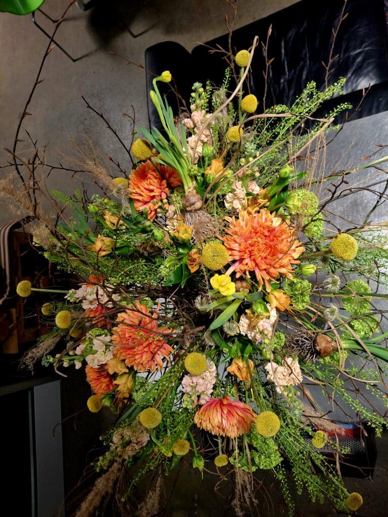 Extravagantes Blumenarrangement "Statement" von Stielecht mit verschiedenen saisonalen Blumen
